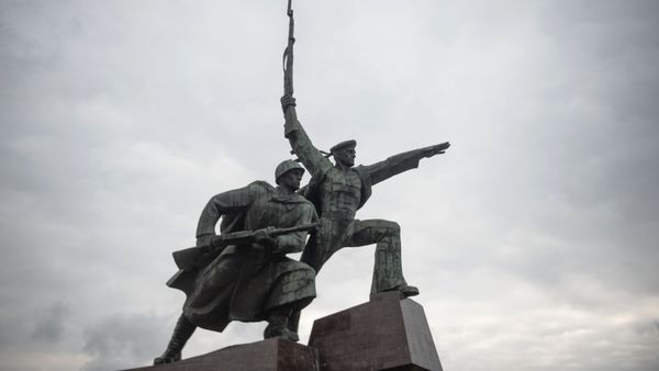 Tượng đài «Người lính và Thủy thủ» tại Mũi Khrustalnyi ở Sevastopol, dành tưởng niệm các chiến sĩ của Chiến tranh Vệ quốc Vĩ đại 1941-1945 Tượng đài «Người lính và Thủy thủ» tại Mũi Khrustalnyi ở Sevastopol, dành tưởng niệm các chiến sĩ của Chiến tranh Vệ quốc Vĩ đại 1941-1945 - Sputnik Việt Nam