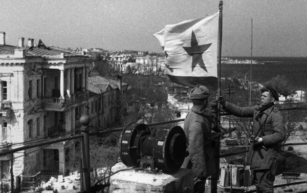 Cờ hải quân Liên Xô tung bay trên Sevastopol đã được giải phóng, ngày 8 tháng 5 năm 1944 Cờ hải quân Liên Xô tung bay trên Sevastopol đã được giải phóng, ngày 8 tháng 5 năm 1944 - Sputnik Việt Nam