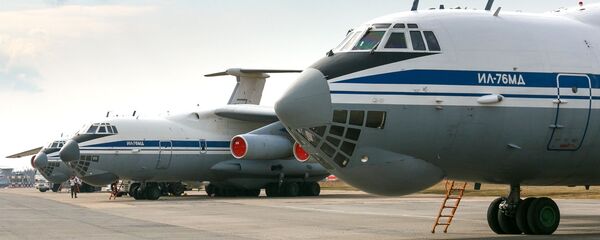 Máy bay vận tải quân sự IL-76MD của Không quân Nga cùng với viện trợ nhân đạo đã đến Serbia. - Sputnik Việt Nam