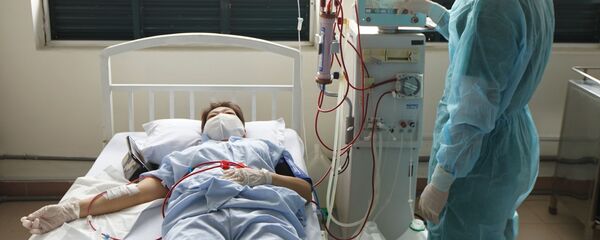 Bác sỹ kiểm tra các thông số trong quá trình lọc máu cho bệnh nhân tại Khu cách ly tập trung quận 2. - Sputnik Việt Nam