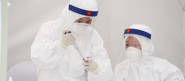 Lấy mẫu xét nghiệm nhanh SARS-CoV-2 tại trạm xét nghiệm nhanh COVID-19 khu vực ký túc xá Trường Đại học Kinh tế Quốc dân (Hà Nội). - Sputnik Việt Nam