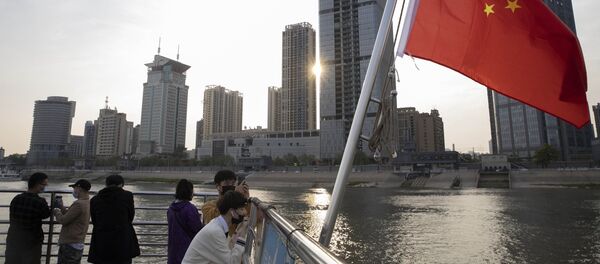 Người dân Vũ Hán đi phà qua sông Dương Tử. Người dân Vũ Hán đi phà qua sông Dương Tử. - Sputnik Việt Nam