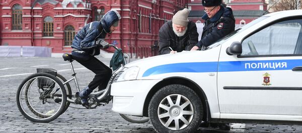 Сотрудник полиции во время проверки соблюдения горожанами режима самоизоляции на Красной площади в Москве Сотрудник полиции во время проверки соблюдения горожанами режима самоизоляции на Красной площади в Москве - Sputnik Việt Nam