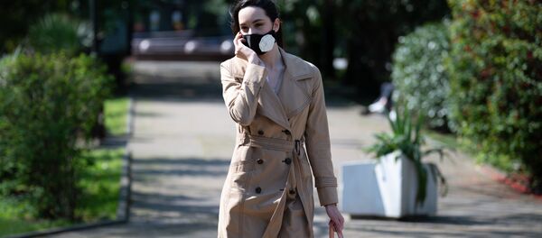 Cô gái đeo khẩu trang ở Sochi. Cô gái đeo khẩu trang ở Sochi. - Sputnik Việt Nam