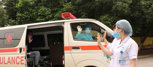 Các y, bác sĩ Bệnh viện Đa khoa tỉnh Bắc Ninh đưa bệnh nhân được công bố khỏi bệnh về nhà và tiếp tục bàn giao cho Trung tâm kiểm soát bệnh tật nơi bệnh nhân cư trú theo dõi. - Sputnik Việt Nam