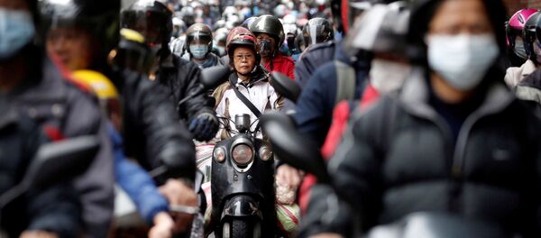 Những người đi xe máy và đeo khẩu trang y tế trên đường ở Đài Bắc, Đài Loan Những người đi xe máy và đeo khẩu trang y tế trên đường ở Đài Bắc, Đài Loan - Sputnik Việt Nam