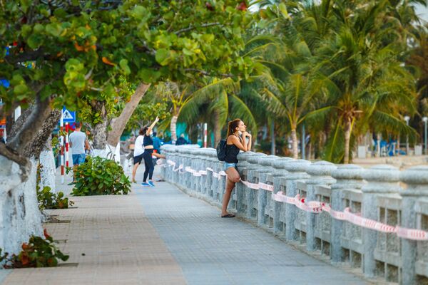 Cô gái đi dạo bên bờ biển ở thành phố biển Nha Trang, Việt Nam - Sputnik Việt Nam