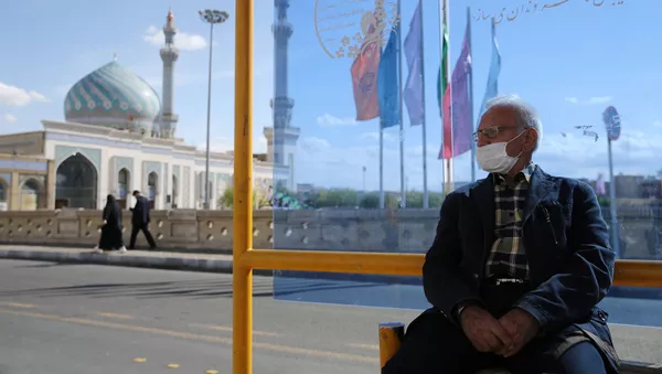 Một người đàn ông tại trạm xe buýt ở Qom, Iran - Sputnik Việt Nam