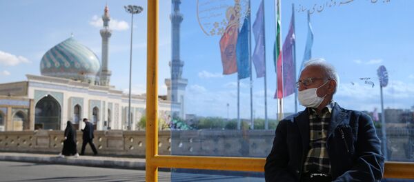 Một người đàn ông tại trạm xe buýt ở Qom, Iran - Sputnik Việt Nam