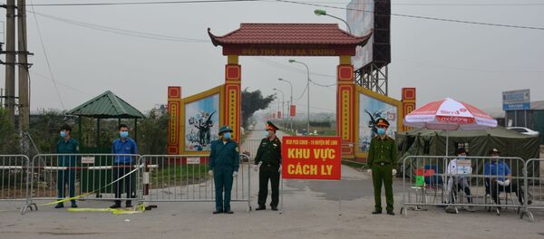 Lực lượng liên ngành thực hiện nhiệm vụ tại các chốt. - Sputnik Việt Nam