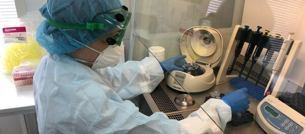 Một nhân viên của phòng thí nghiệm FSKNC FMBA của Nga thực hiện phân tích về coronavirus - Sputnik Việt Nam