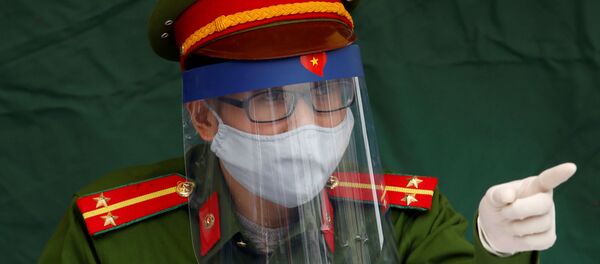 Sĩ quan Cảnh sát Việt Nam đeo khẩu trang - Sputnik Việt Nam