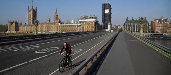 Người đi xe đạp Ăn qua Cầu Westminster trống rỗng của London Người đi xe đạp Ăn qua Cầu Westminster trống rỗng của London - Sputnik Việt Nam