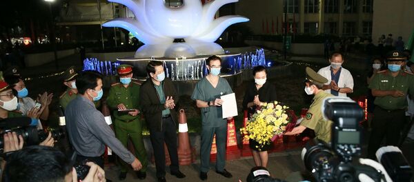 Đại diện quận Đống Đa đọc Quyết đinhh dỡ cách ly y tế đối với Bệnh viện Bạch Mai. Đại diện quận Đống Đa đọc Quyết đinhh dỡ cách ly y tế đối với Bệnh viện Bạch Mai. - Sputnik Việt Nam