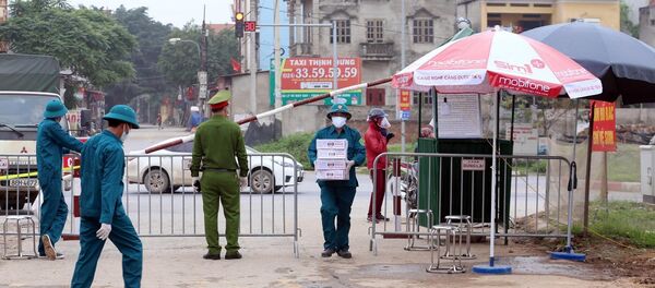 Chốt số 7 có 2 lớp hàng rào luôn thường trực các lực lượng chức năng gồm công an, quân đội, nhân viên y tế, dân quân tự vệ... làm nhiệm vụ kiểm soát chặt chẽ nhất cử nhất động ra vào khu cách ly. - Sputnik Việt Nam