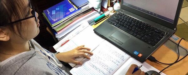 Học sinh trường THPT Việt Đức (Hà Nội) học trực tuyến tại nhà. - Sputnik Việt Nam