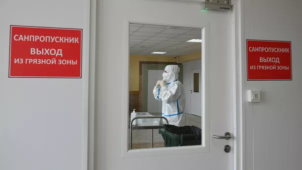 Một nhân viên y tế trong bệnh viện tại Pirogov NMHC, - Sputnik Việt Nam