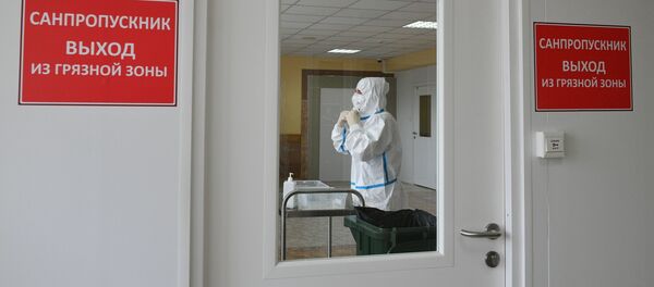 Một nhân viên y tế trong bệnh viện tại Pirogov NMHC, - Sputnik Việt Nam