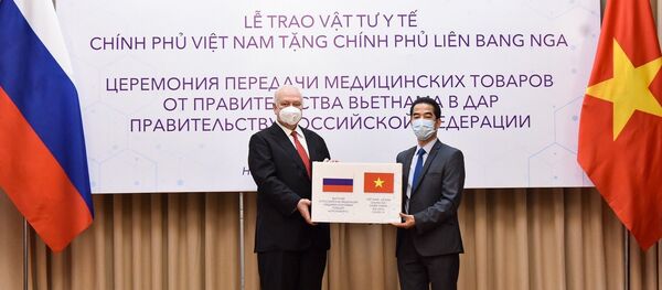 Thứ trưởng Ngoại giao Tô Anh Dũng trao vật tư y tế cho Đại sứ Liên bang Nga tại Việt Nam Konstantin Vnukov. Thứ trưởng Ngoại giao Tô Anh Dũng trao vật tư y tế cho Đại sứ Liên bang Nga tại Việt Nam Konstantin Vnukov. - Sputnik Việt Nam