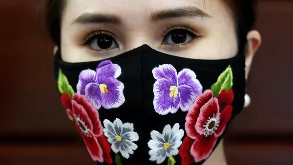 Khẩu trang thêu tay của nhà thiết kế Việt Nam Đỗ Quyên Hoa - Sputnik Việt Nam