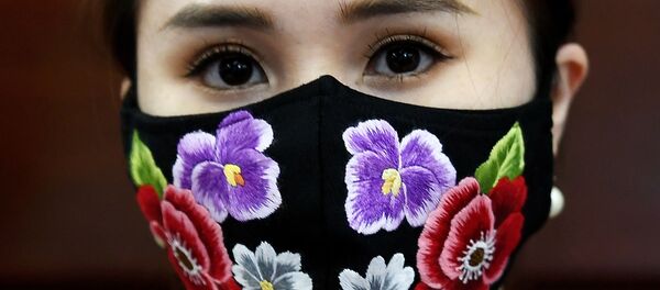 Khẩu trang thêu tay của nhà thiết kế Việt Nam Đỗ Quyên Hoa Khẩu trang thêu tay của nhà thiết kế Việt Nam Đỗ Quyên Hoa - Sputnik Việt Nam