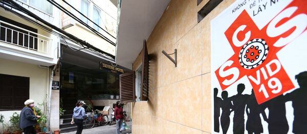 Việt Nam. Bên trong phố được dán những thông báo, tuyên truyền về các biện pháp phòng, chống dịch bệnh COVID-19 - Sputnik Việt Nam