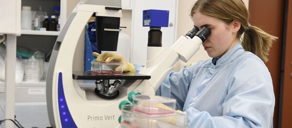 Một nhân viên của phòng thí nghiệm tại KFU đang thực hiện một nghiên cứu để phát triển vắc-xin chống lại coronavirus - Sputnik Việt Nam