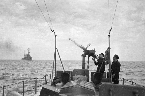 Thủy thủ Liên Xô chĩa súng máy phòng không vào máy bay địch - Sputnik Việt Nam