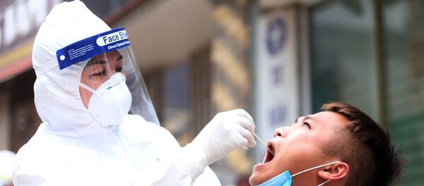 Trung tâm Kiểm soát bệnh tật Thành phố Hà Nội (CDC Hà Nội) lấy mẫu xét nghiệm virus SARS-CoV-2 cho người dân đang cách ly tại thôn Hạ Lôi, xã Mê Linh, huyện Mê Linh, Hà Nội. - Sputnik Việt Nam