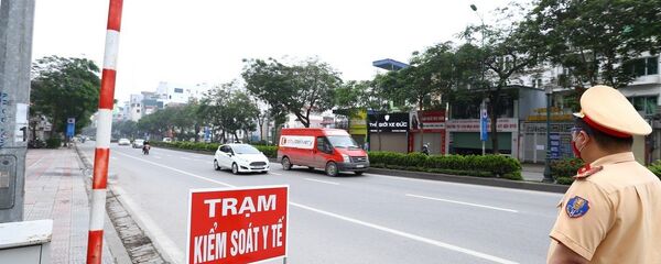 Cảnh sát giao thông hướng dẫn phương tiện dừng xe kiểm soát khi vào nội đô. - Sputnik Việt Nam