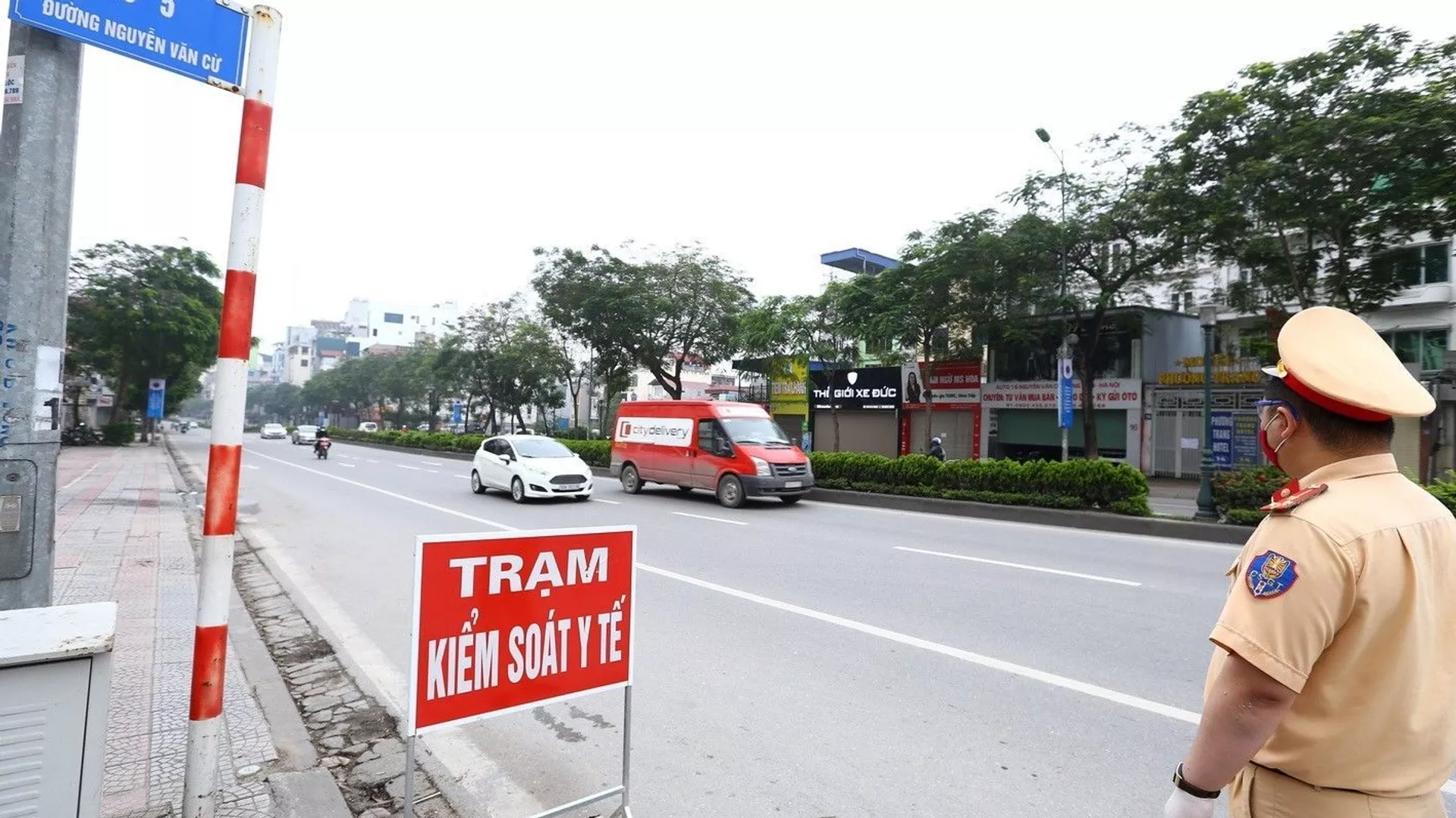 Cảnh sát giao thông hướng dẫn phương tiện dừng xe kiểm soát khi vào nội đô.