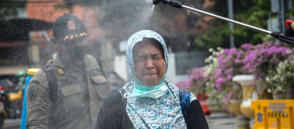 Khử trùng cho người phụ nữ ở Surabaya, Indonesia - Sputnik Việt Nam