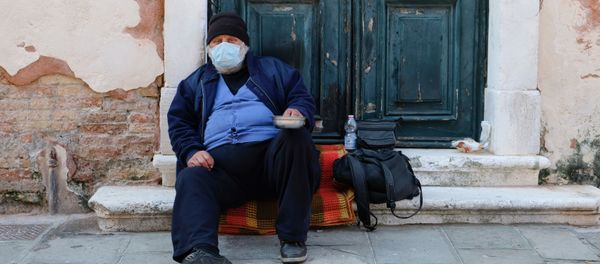 Một người vô gia cư đeo khẩu trang ở Venice, Ý Một người vô gia cư đeo khẩu trang ở Venice, Ý - Sputnik Việt Nam