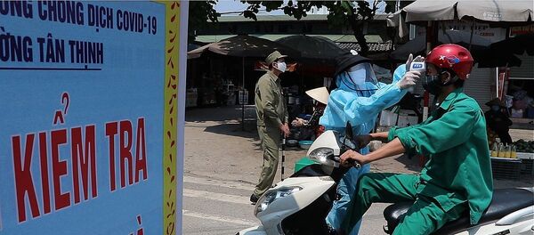 Lực lượng chức năng kiểm tra thân nhiệt mọi công dân vào chợ phường Tân Thịnh - thành phố Hòa Bình. - Sputnik Việt Nam