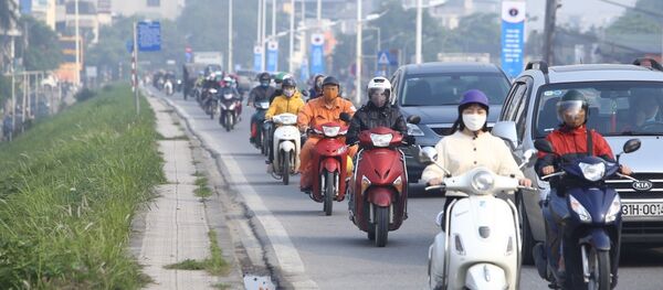 Mật độ người tham gia giao thông đông trở lại trên đường Âu Cơ, quận Tây Hồ. Mật độ người tham gia giao thông đông trở lại trên đường Âu Cơ, quận Tây Hồ. - Sputnik Việt Nam