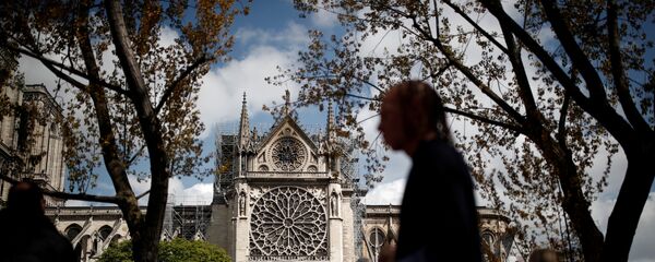 Mọi người nhìn vào Nhà thờ Đức Bà hai ngày sau khi một đám cháy lớn tàn phá phần lớn cấu trúc gothic ở Paris - Sputnik Việt Nam