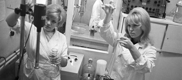 Nhân viên phòng thí nghiệm phòng chống đậu mùa tại Viện virus học Moskva mang tên Ivanovsky Nhân viên phòng thí nghiệm phòng chống đậu mùa tại Viện virus học Moskva mang tên Ivanovsky - Sputnik Việt Nam