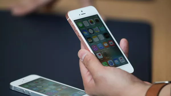 Điện thoại di động iPhone SE trong tay - Sputnik Việt Nam