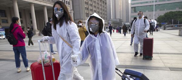 Hành khách trong mặt nạ bảo vệ gần ga Vũ Hán - Sputnik Việt Nam