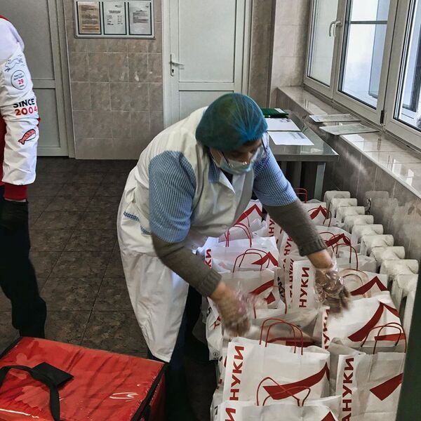 Cảm ơn các đầu bếp”. Nhà hàng Moskva ủng bộ bác sĩ trong cuộc chiến chống COVID-19 Cảm ơn các đầu bếp”. Nhà hàng Moskva ủng bộ bác sĩ trong cuộc chiến chống COVID-19 - Sputnik Việt Nam