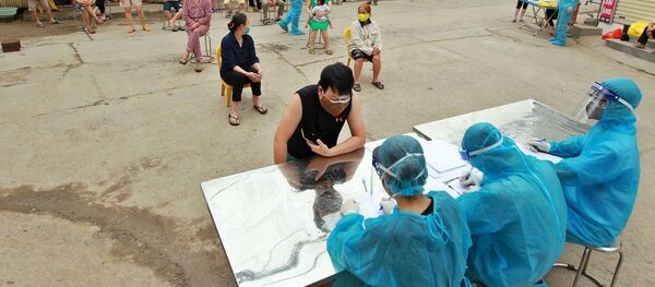 Lấy mẫu xét nghiệm virut SARS-CoV-2 cho người dân thôn Hạ Lôi, xã Mê Linh, huyện Mê Linh (Hà Nội).  - Sputnik Việt Nam