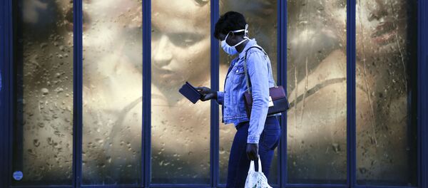 Người phụ nữ đẹo khẩu trang y tế ở Paris, Pháp. - Sputnik Việt Nam