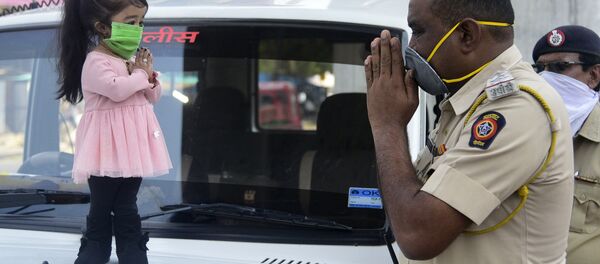 Người phụ nữ nhỏ nhất thế giới  Jyoti Amge khuyến khích mọi người ở nhà, Nagpur - Sputnik Việt Nam