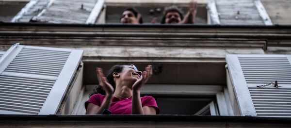 Người dân vỗ tay hoan nghênh ủng hộ nhân viên y tế, Pháp Người dân vỗ tay hoan nghênh ủng hộ nhân viên y tế, Pháp - Sputnik Việt Nam