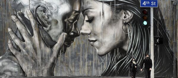 Cặp đôi đeo khẩu trang bảo vệ trước bức tranh graffiti ở Khu nghệ thuật Los Angeles - Sputnik Việt Nam