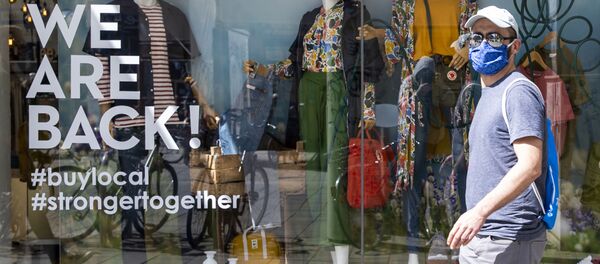 Người đàn ông đeo khẩu trang y tế ở Vienna, Áo - Sputnik Việt Nam