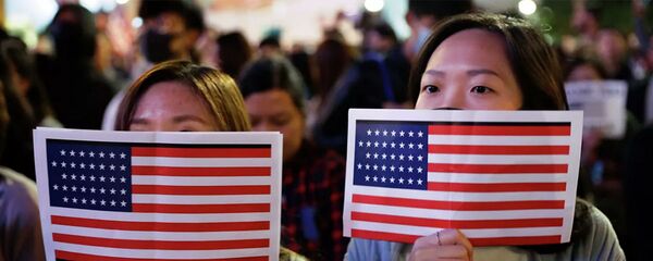 Cô gái Trung Quốc với cờ Mỹ Cô gái Trung Quốc với cờ Mỹ - Sputnik Việt Nam