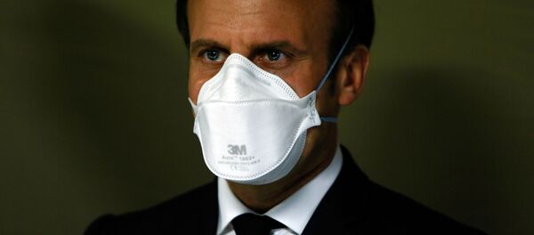 Tổng thống Pháp Emmanuel Macron đeo khẩu trang y tế - Sputnik Việt Nam