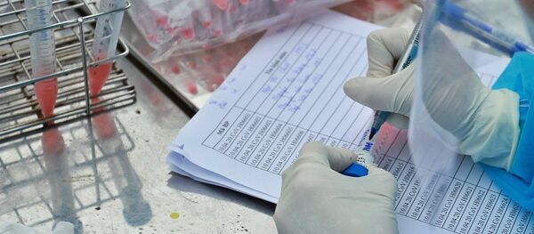 Nhân viên y tế của Trung tâm kiểm soát bệnh tật thành phố (CDC Hà Nội) tiến hành lấy mẫu xét nghiệm cho người dân tại thôn Hạ Lôi (xã Mê Linh) ngày 11/4/2020. - Sputnik Việt Nam