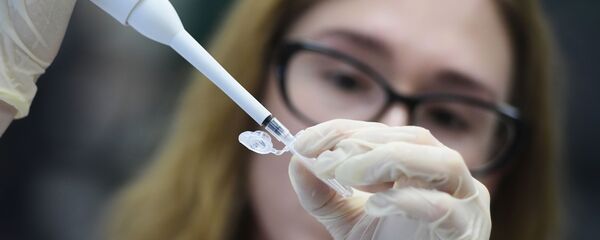 Một nhân viên của phòng thí nghiệm nghiên cứu Công nghệ gen và tế bào tại Đại học Liên bang Kazan, nơi họ bắt đầu phát triển một loại vắc-xin chống lại coronavirus Một nhân viên của phòng thí nghiệm nghiên cứu Công nghệ gen và tế bào tại Đại học Liên bang Kazan, nơi họ bắt đầu phát triển một loại vắc-xin chống lại coronavirus - Sputnik Việt Nam